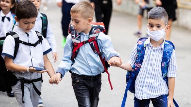 Родителски организации скочиха срещу връщането на малките ученици в клас