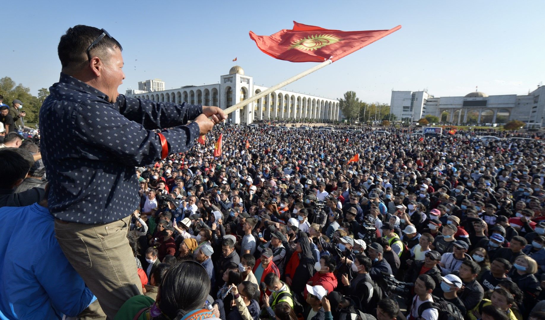 Голям протест срещу резултатите от изборите в Киргизстан се проведе в столицата Бишкек на 5 октомври