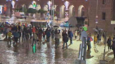 Въпреки дъжда за 90 та поредна вечер протестиращи се събраха при