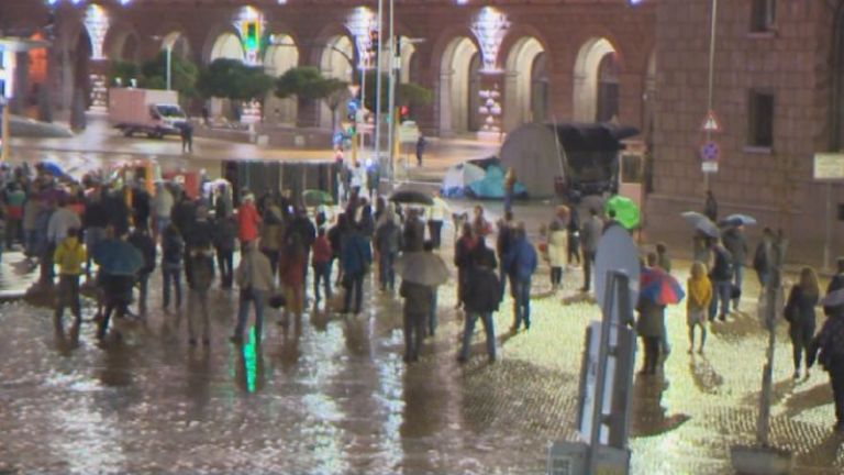 Въпреки дъжда, за 90-та поредна вечер протестиращи се събраха при