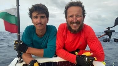 Баща и син българи прекосиха Атлантическия океан с гребна лодка (видео)