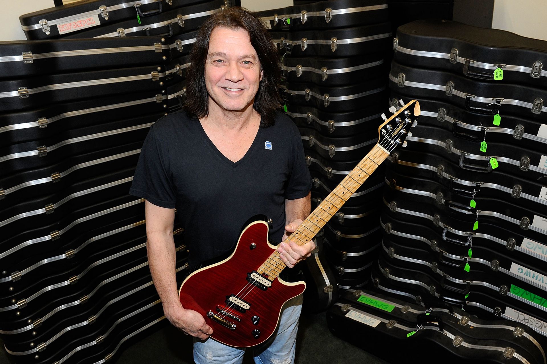 През 2012 г. Еди дари 75 китари от своята колекция за фондация, която подкрепя музикалното образование