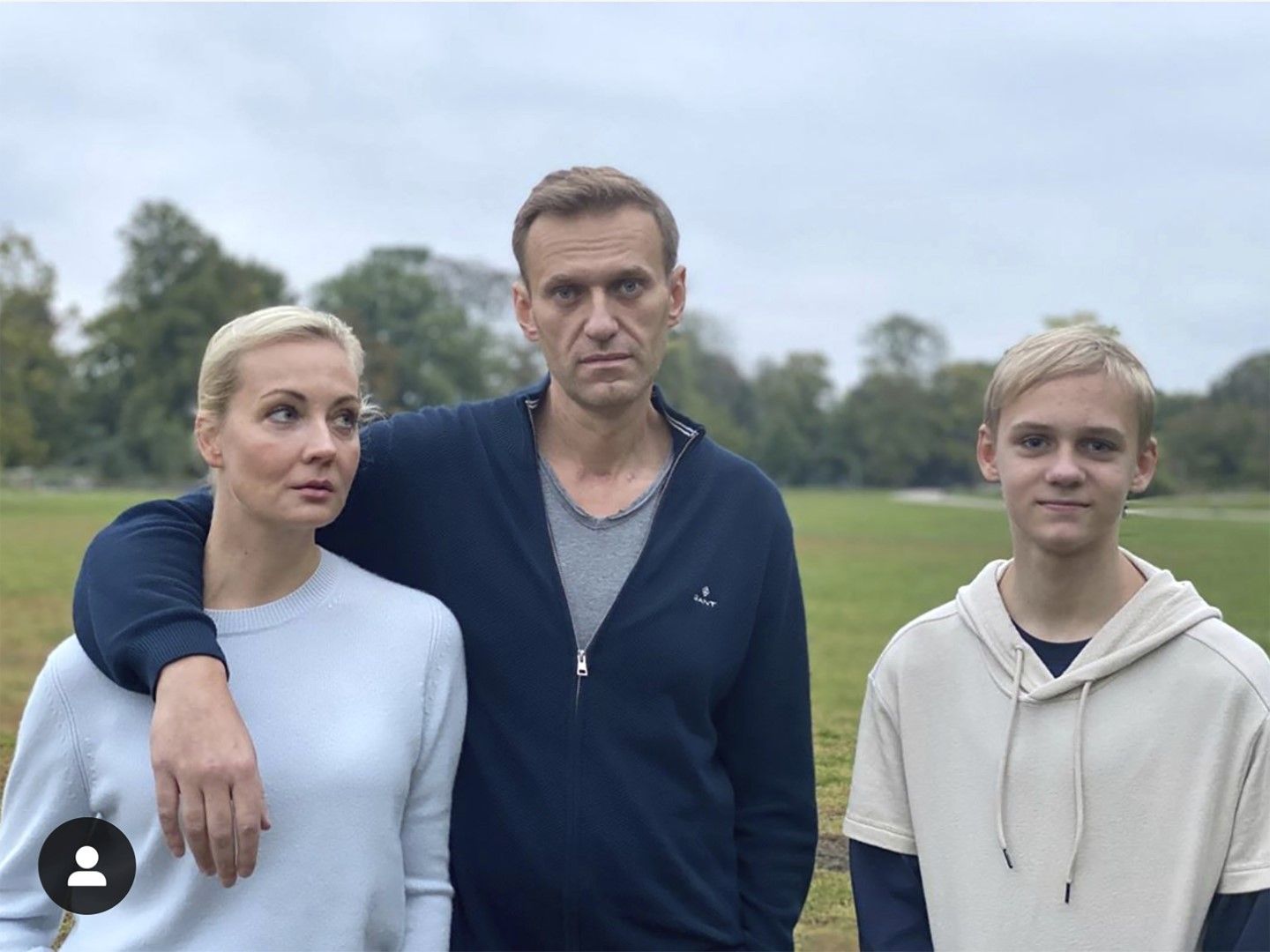 6 октомври. Алексей Навални публикува профила си в Инстаграм своя снимка, на която е със съпругата си Юлия и сина си Захар на неизвестно място, някъде в Германия