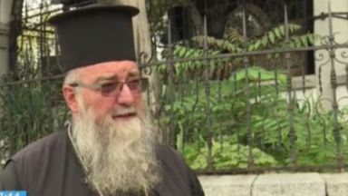 Дворът на централния храм в Дупница от години е превърнат