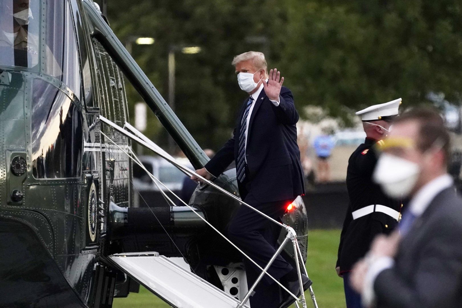 Доналд Тръмп се качва на президентския хеликоптер след излизането си от болница, където бе лекуван от Ковид-19, 5 октомври
