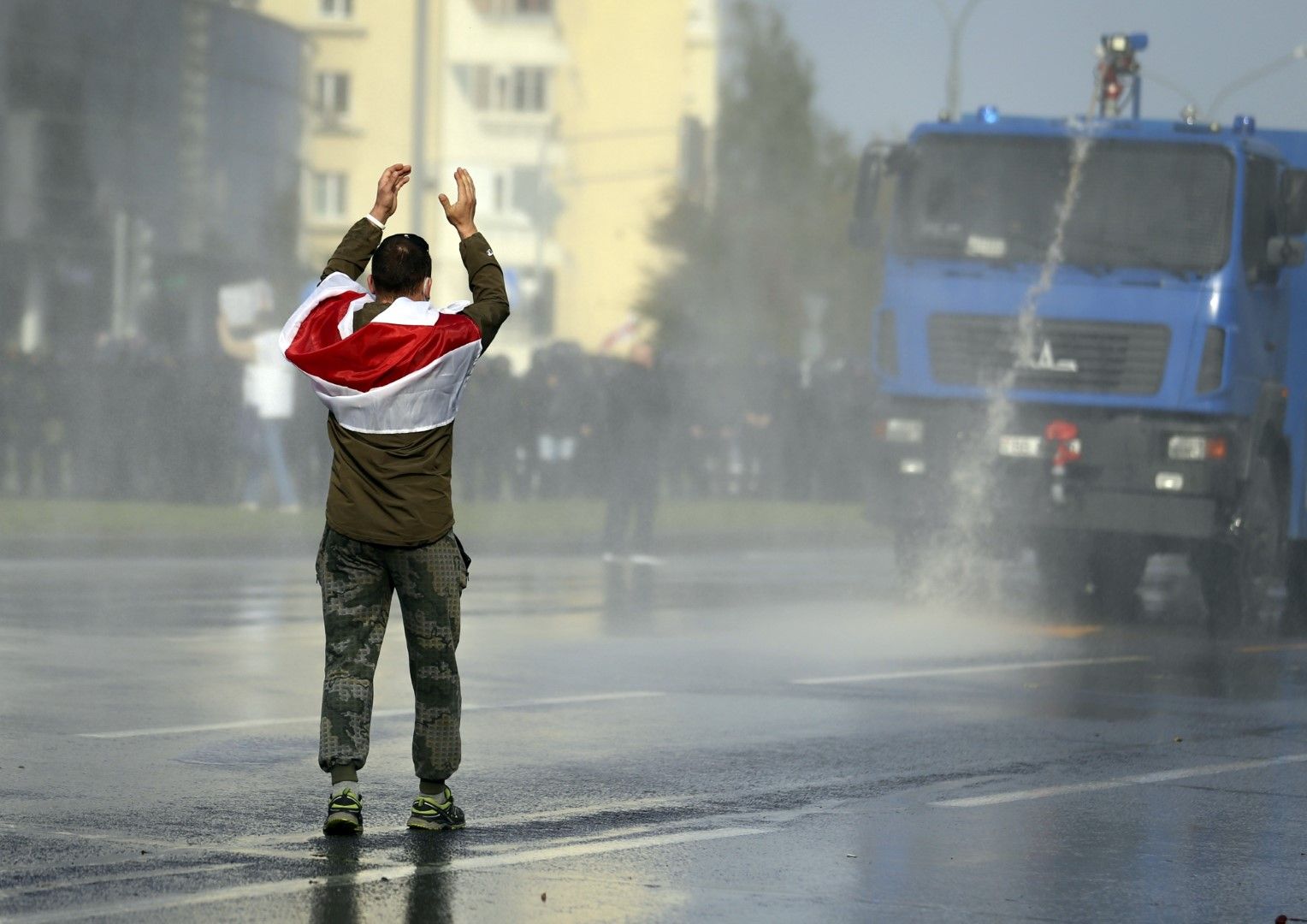 Протестиращ е затанал пред водно оръдие в Минск