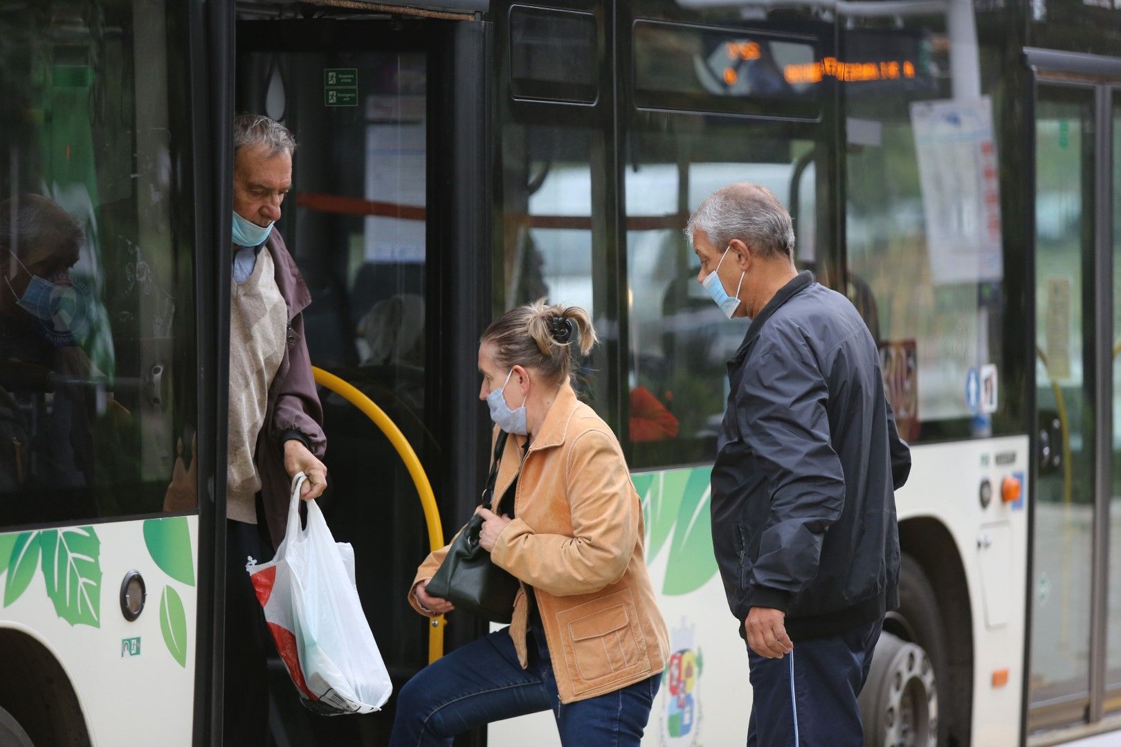 Като цяло в градския транспорт изискването за носене на маски се спазва, поне в София