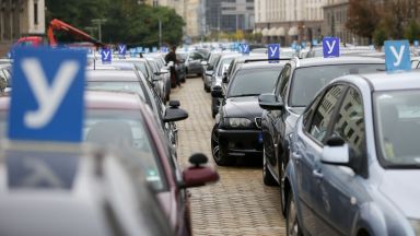 Протестиращи автоинструктори блокираха центъра на София (снимки)