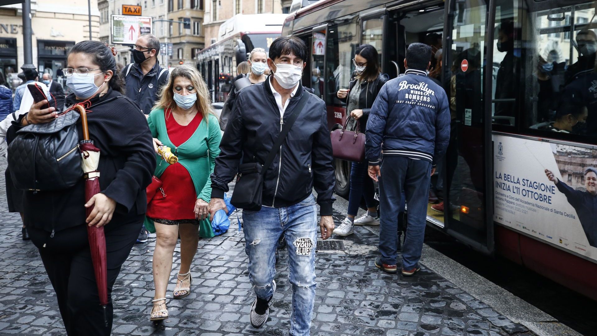 Статистиката напомни за април: Италия връща задължителните маски на открито