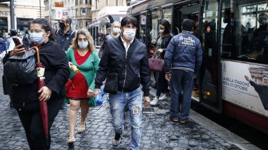 Италия отново направи задължително носенето на предпазни маски на открито