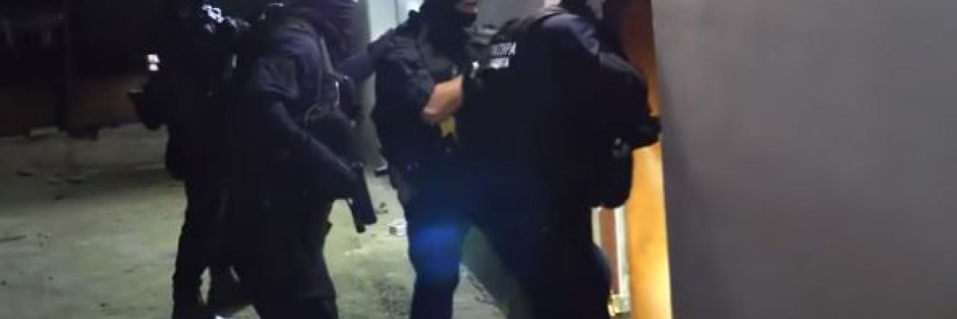 Оставиха в ареста двамата ромски барони от разбитата лихварска група (видео)