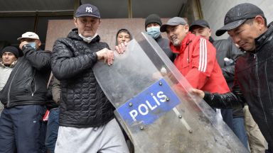 Виж още Над 1000 души са пострадали при масовите безредици