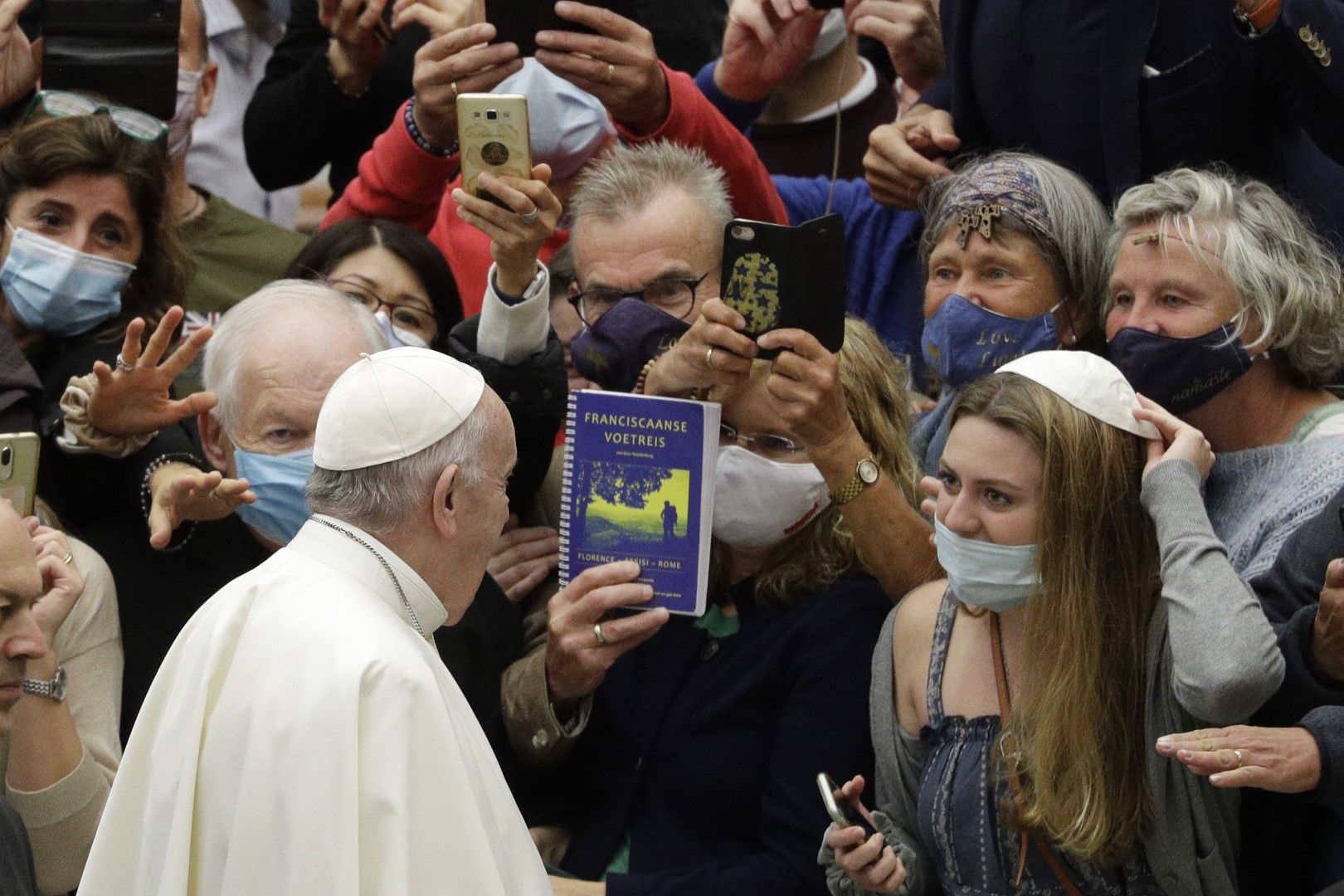 Папа Франциск пристига в зала "Павел VI" за седмичната си обща аудиенция във Ватикана, сряда, 7 октомври 2020 г.