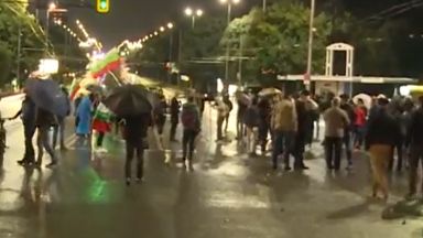 Протестиращи граждани които искат оставката на правителството и главния прокурор