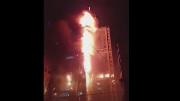 Десетки хора пострадаха при пожар в 33-етажна жилищна сграда в