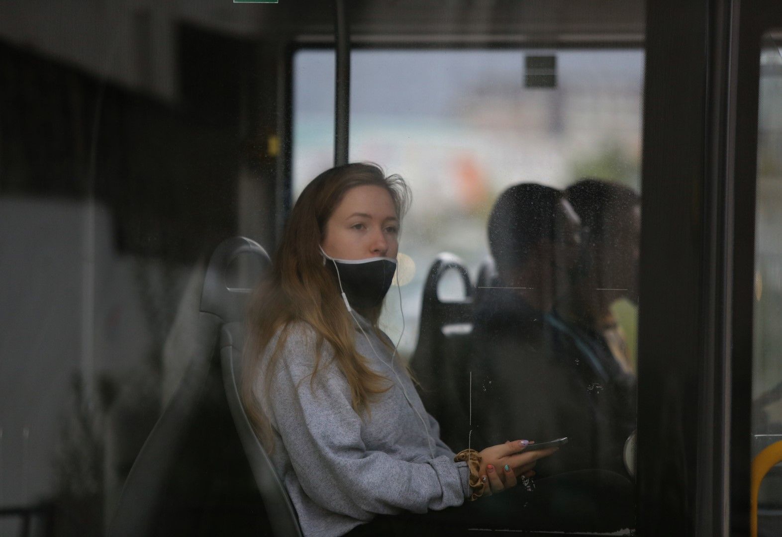 Спазват се противоепидемичните мерки срещу разпространението на коронавирус. Гражданите носят предпазни маски на лицата в градския транспорт в столицата