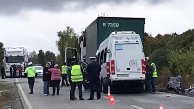 Шофьорът на украинския ТИР в който се удари пътнически микробус