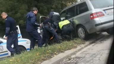 Шофьор със 17 висящи дела получи куршум в гърдите, след като сгази полицаи в София