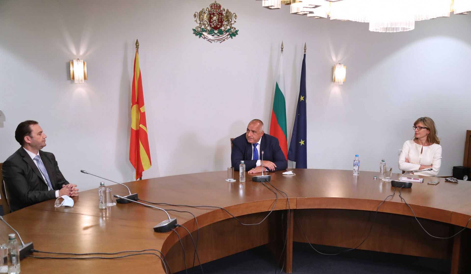 Буяр Османи (вляво) по време на среща с българския премиер Бойко Борисов и външния ни министър Екатерина Захариева