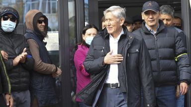 Бившият президент на Киргизстан Алмазбек Атамбаев беше задържан от служители