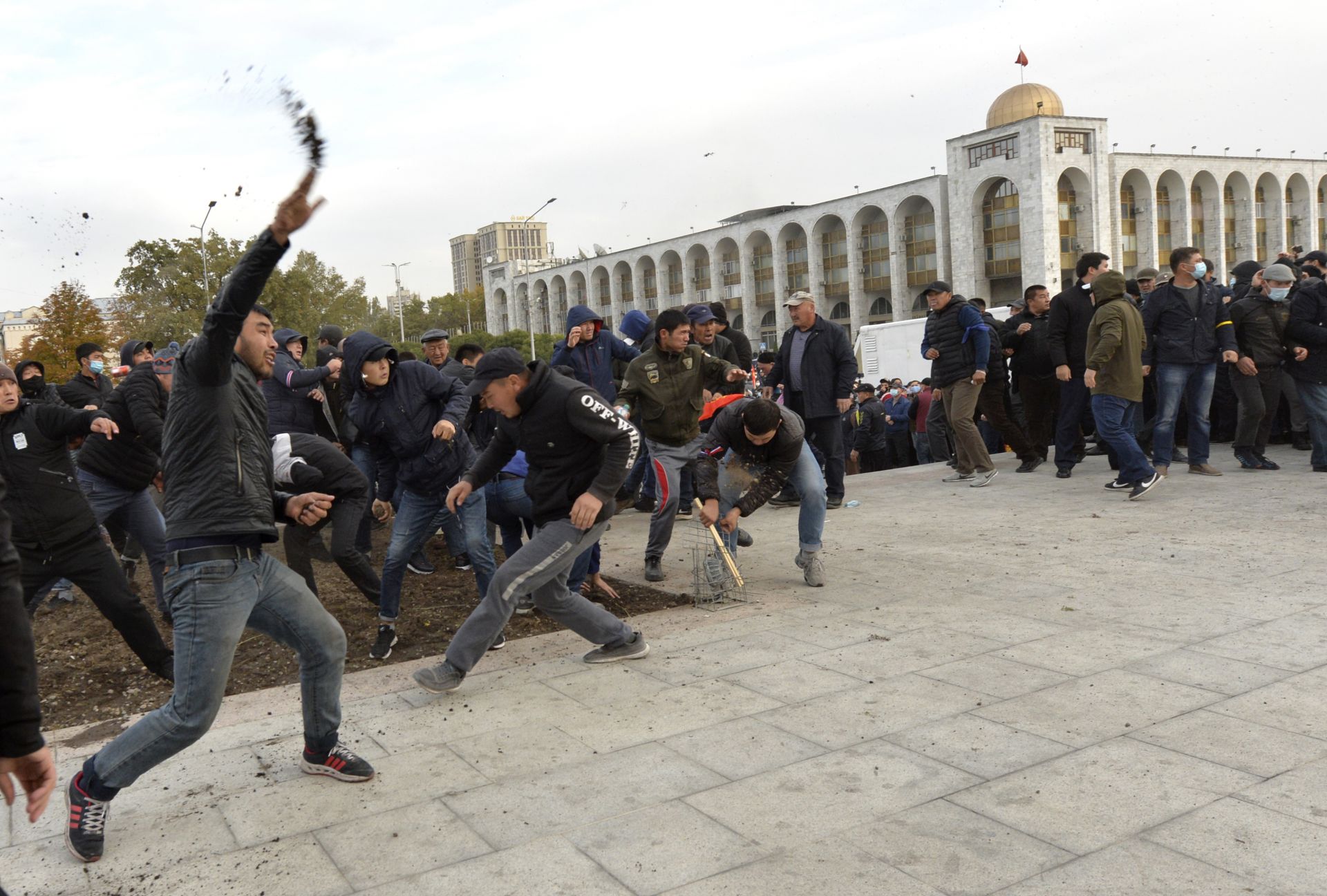 Протестиращите демонстрират на централния площад в Бишкек