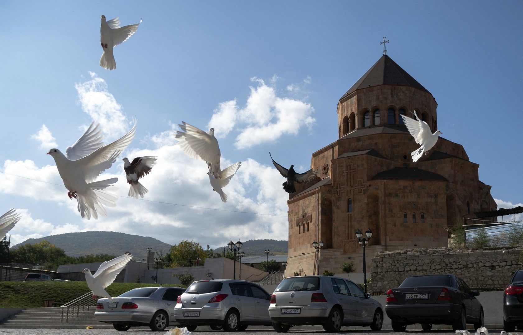 Бели гълъби прелитат край катедралата Света Богородица в Степанакерт, столицата на Нагорни Карабах или Арцах, каквото е историческото арменско име на областта, 9 октомври