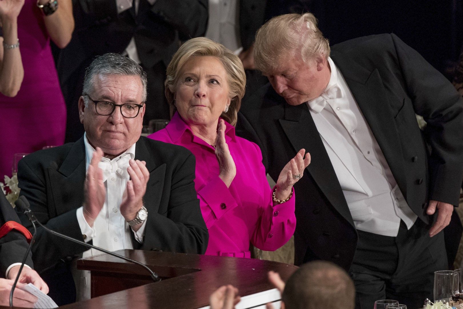 20 октомври 2016 г., на снимката са Алфред Е. Смит IV, вляво, кандидатът за президент на Демократическата партия Хилари Клинтън и кандидатът за президент на Републиканската партия Доналд Тръмп, вдясно, по време на 71-та годишна вечеря на Възпоменателна Фо