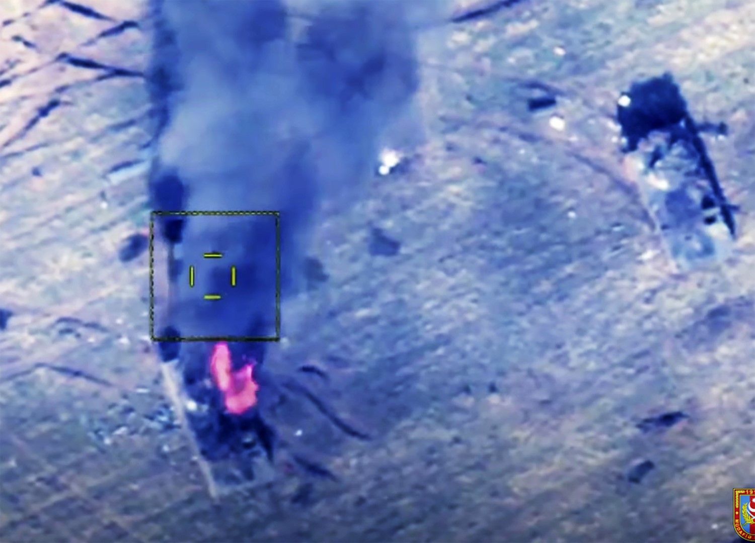 На тази снимка, направена от видеоклип, публикуван от Министерството на отбраната на Азербайджан в събота, 10 октомври 2020, силите на Азербайджан атакуват бронирани машини на арменската армия в Нагорни Карабах