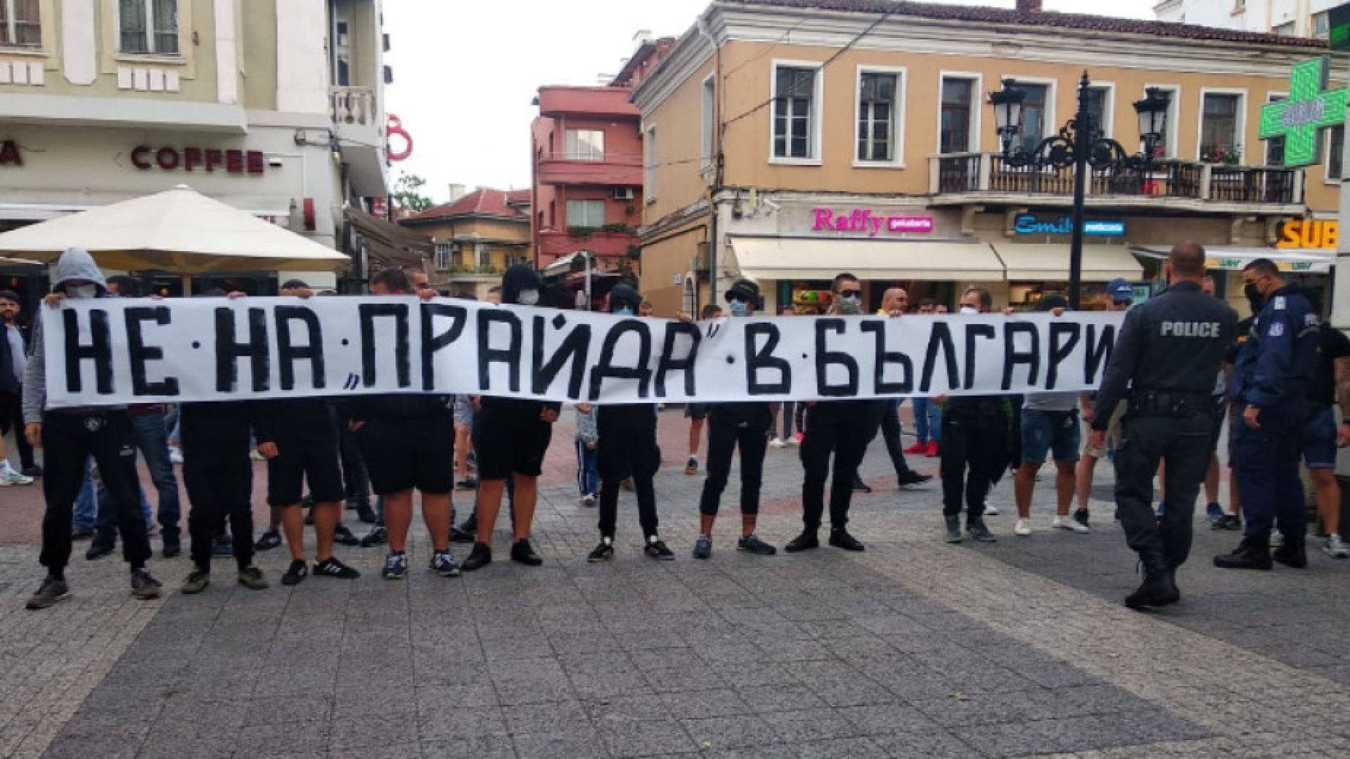Напрежение между ултраси и активисти на шествие срещу хомофобията