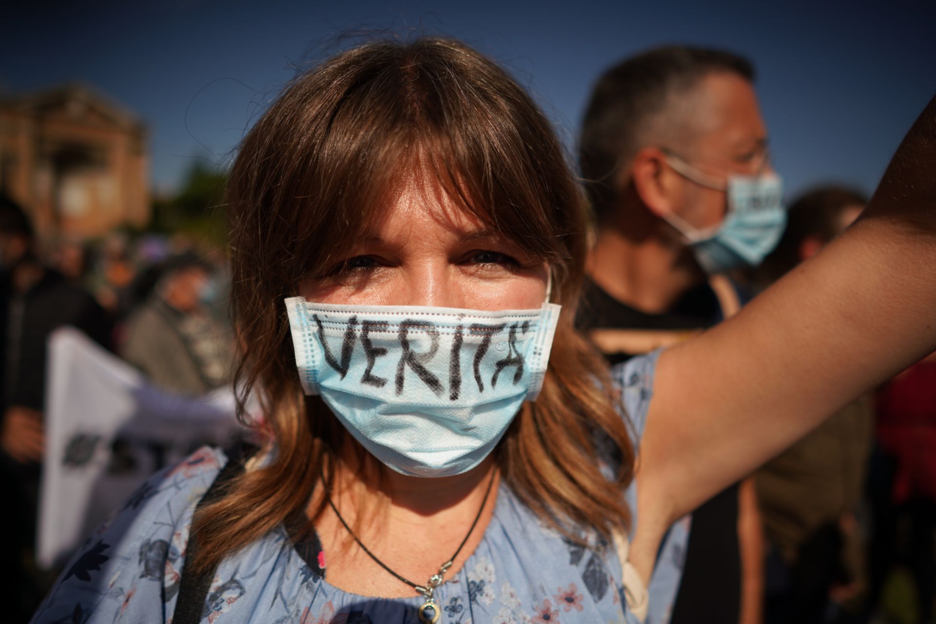 В редица италиански градове хората се вдигнаха на протести и поискаха истината за разпространението на пандемията и мерските, които взимат властите