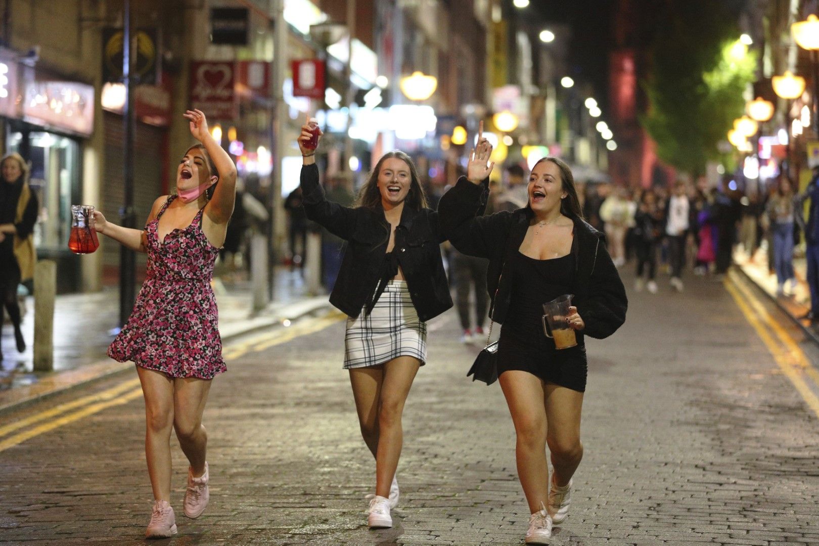Веселие малко преди 22.00 часа по улица в Ливърпул, Англия, където баровете затварят в този час