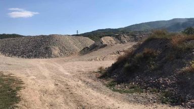 Разкрит е голям незаконен добив на инертни материали от коритото