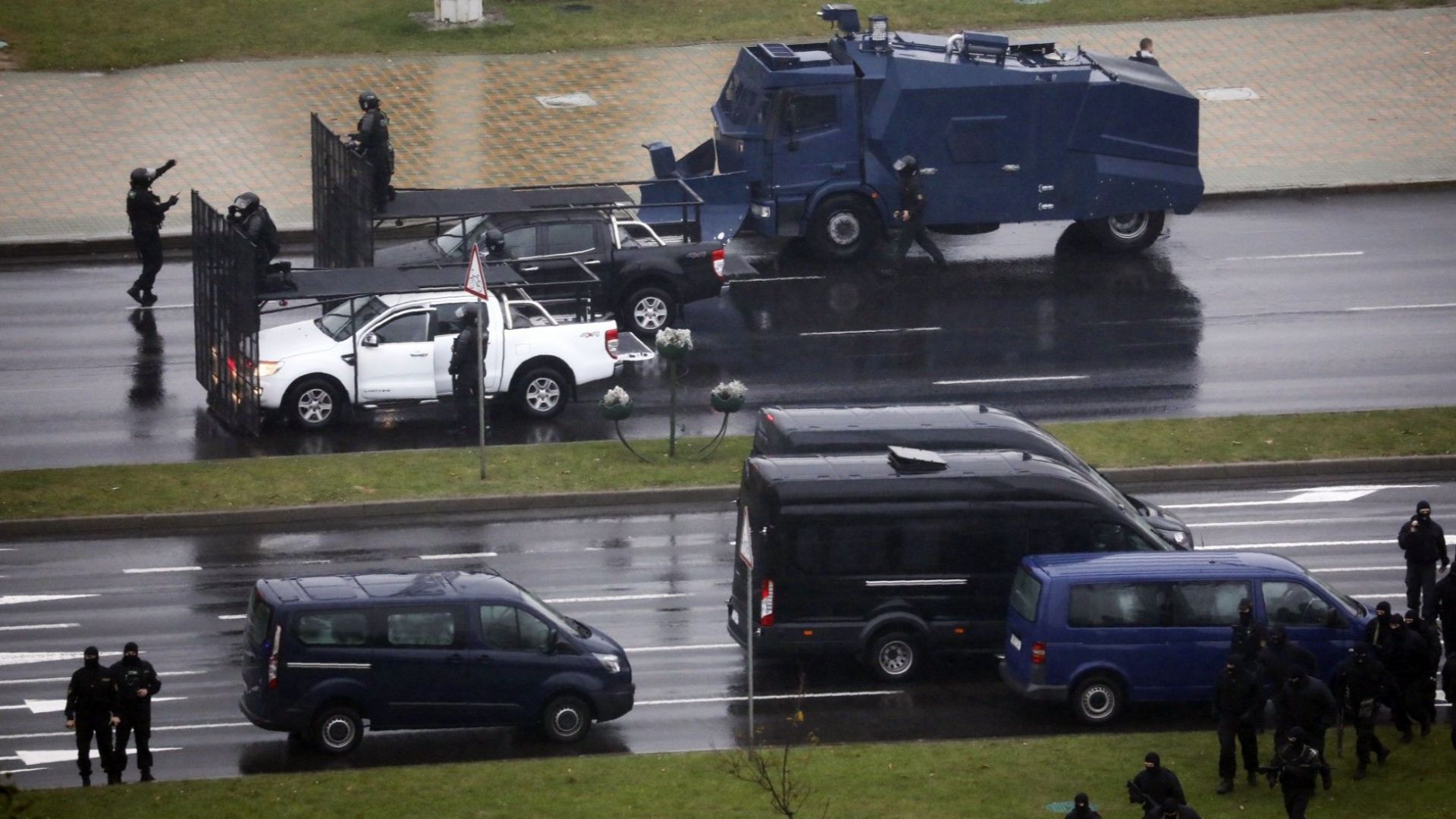 Тежки сблъсъци в Минск: Водни оръдия, зашеметяващи гранати, арести и ранени