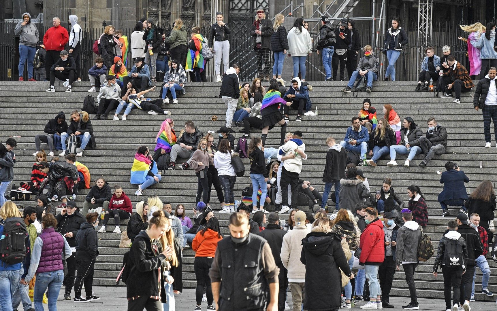 Млади хора се събират на групи, без да спазват физическа дистанция, въпреки пандемията от коронавирус, пред катедралата в центъра на Кьолн в неделя, 11 октомври 2020 г.