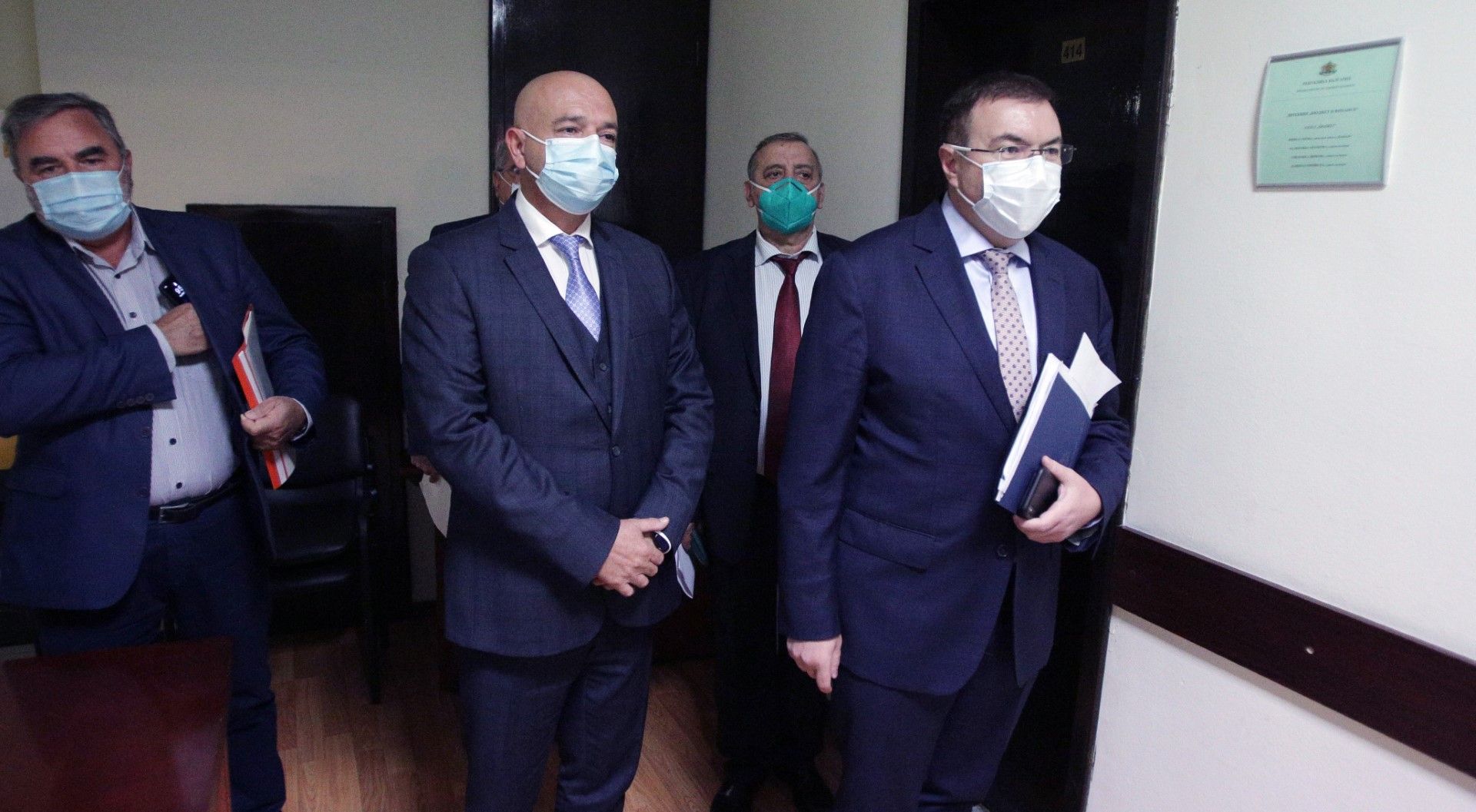 1 октомври. Министърът на здравеопазването Костадин Ангелов (вдясно) и представители на Националния оперативен щаб дадоха брифинг за разпространението на COVID-19 в България - вляво е доц. Ангел Кунчев, в центъра е ген. Венцислав Мутафчийски 