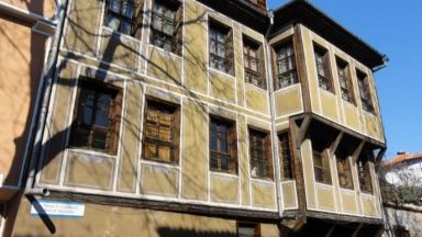 Започва дългоочакваният ремонт на Жълтото училище в Пловдив Строителните дейности