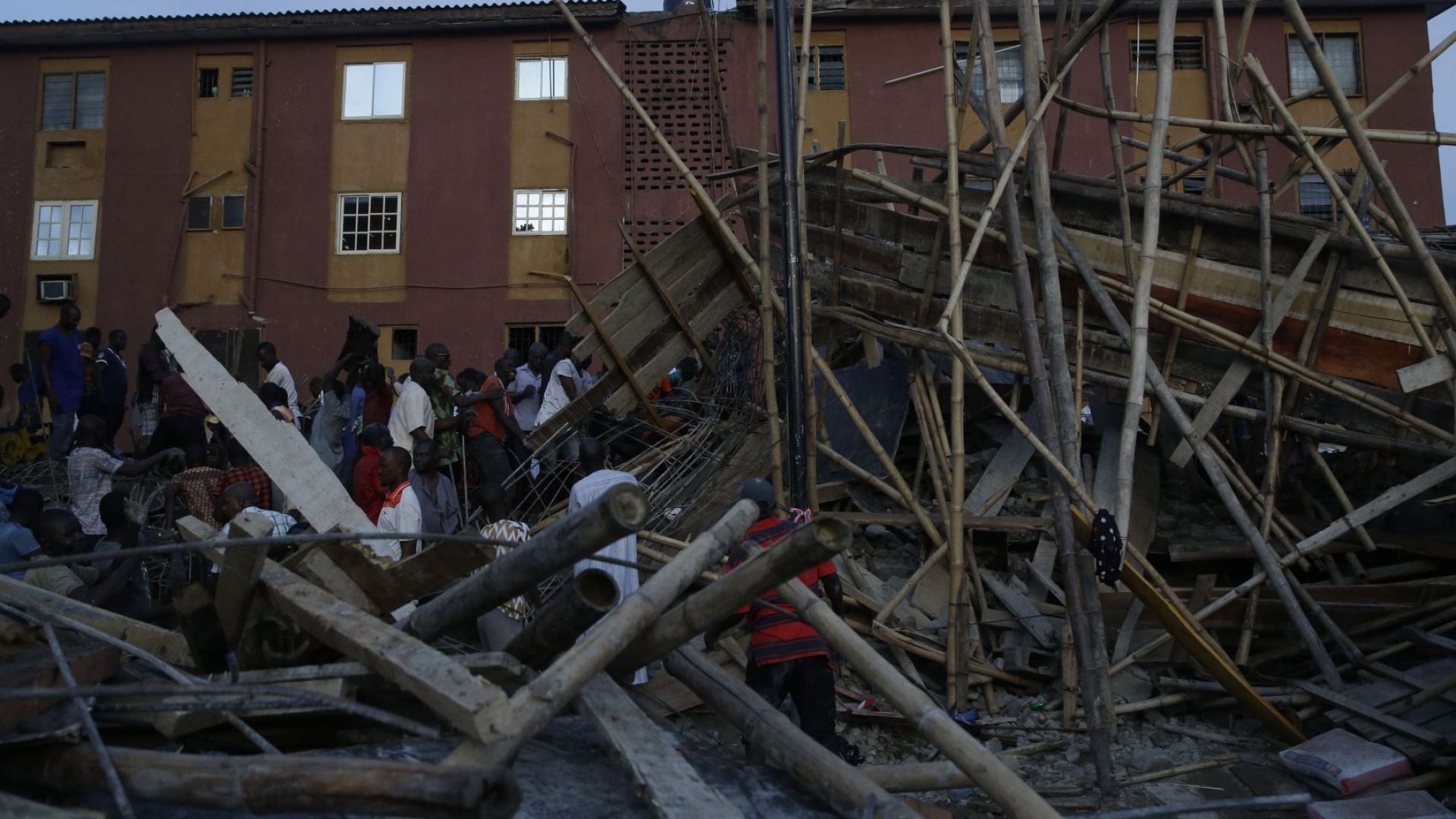 Осем души са загинали при срутване на сграда в Нигерия (снимки/видео)