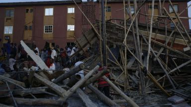 Осем души са загинали при срутване на сграда на остров