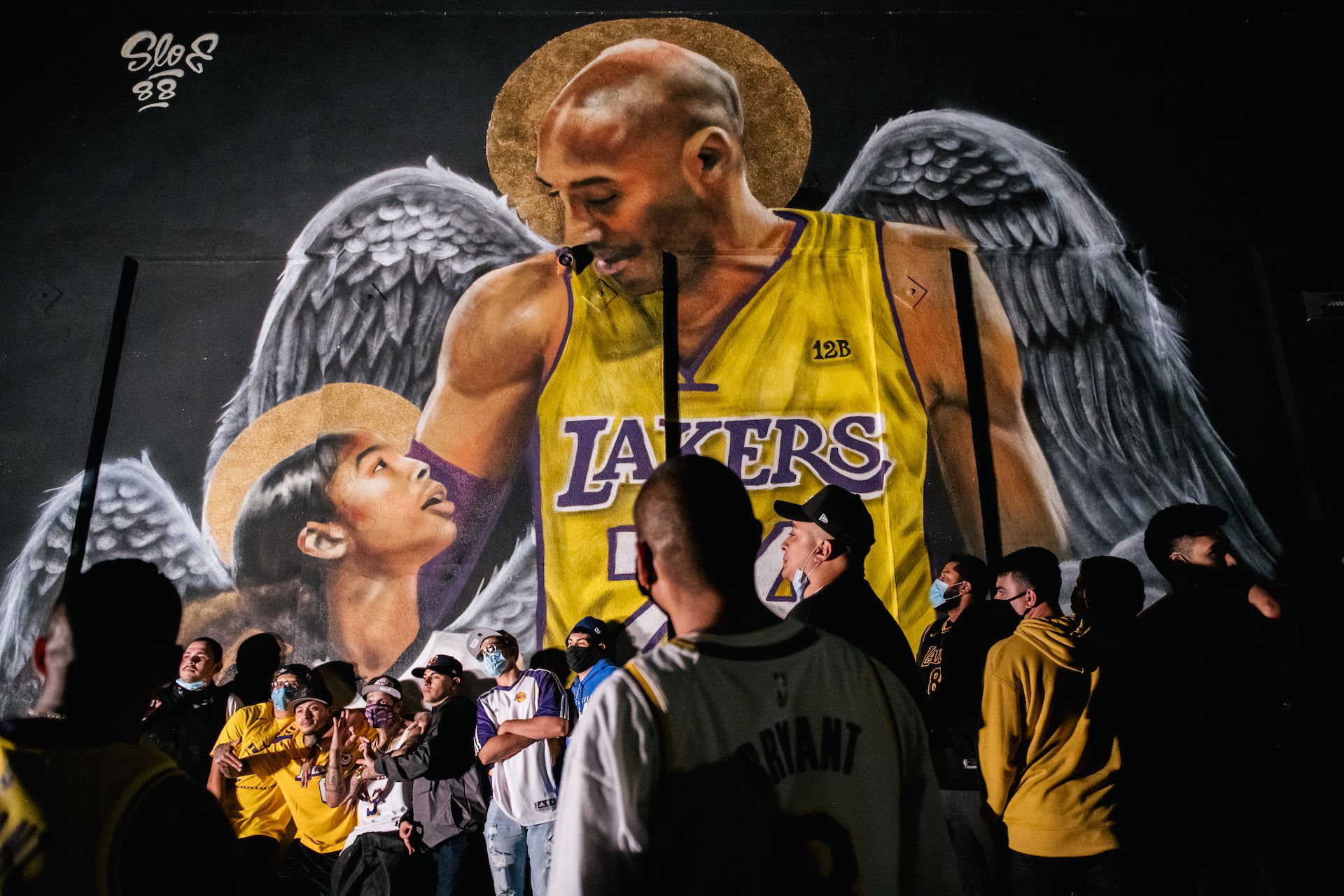 Баскетболният свят скърби за кончината на Коби Брайънт, който загина при катастрофа с личния си самолет.