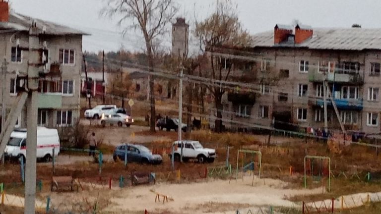 Четирима души бяха убити, а трима ранени, след като младеж