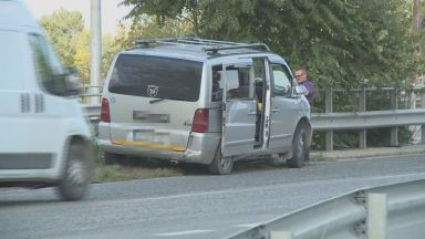 Катастрофа между бус и камион за кратко блокира движението по