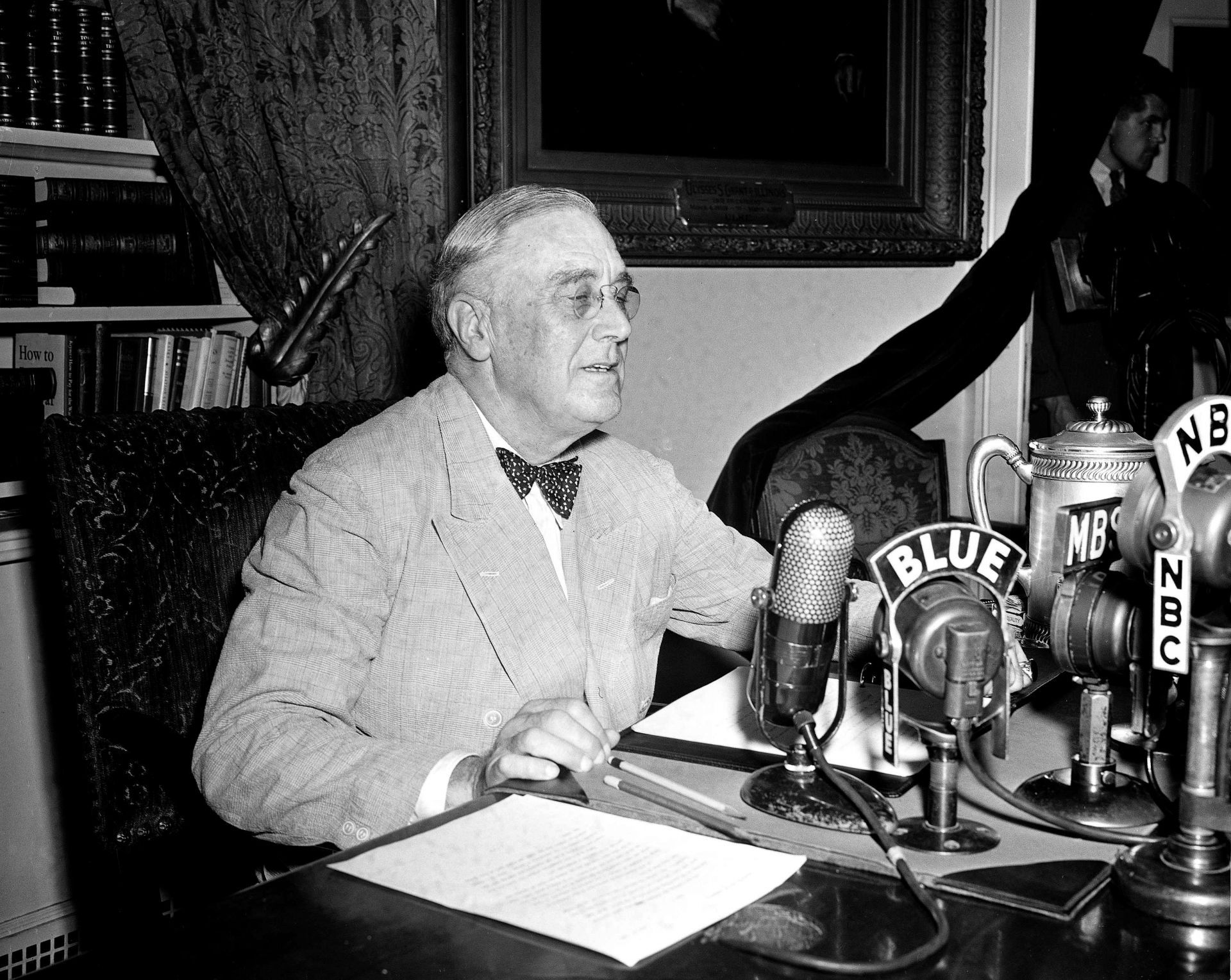 Рузвелт говори по радиото от Белия дом през 1944 г.