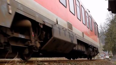 Двама братя тийнейджъри бяха блъснати от влак и загинаха днес