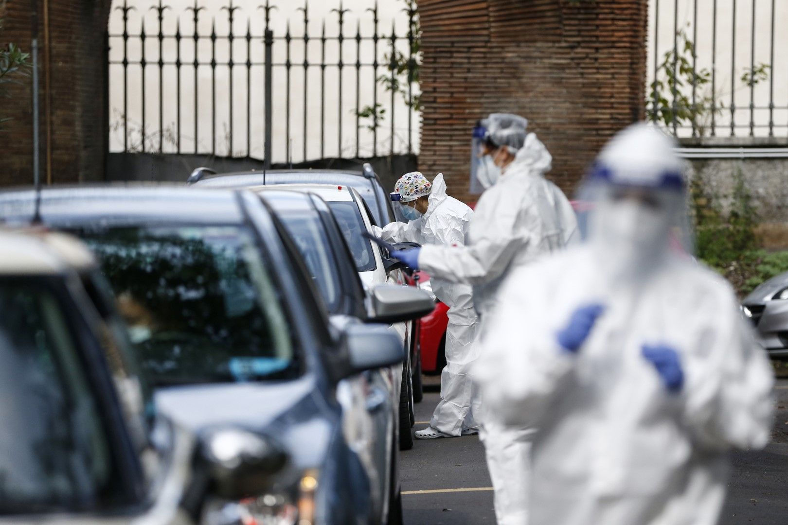Медицински работници правят тестове за коронавирус на шофьори в Рим на 13 октомври