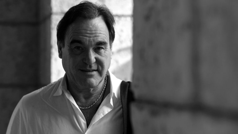 Оливър Стоун се имунизира с руската ваксина