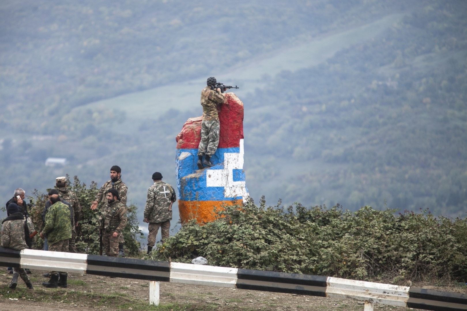 Снайперист оглежда района на бойните действия близо до Хадрут, Нагорни Карабах