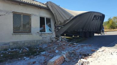 ТИР се вряза в сграда в димитровградското село Горски извор съобщиха