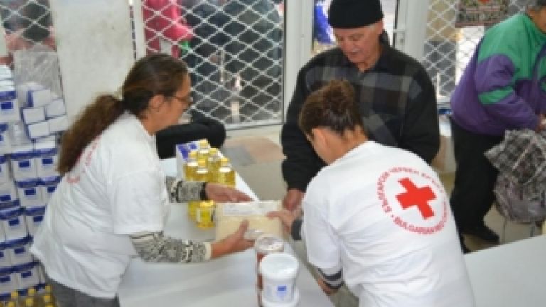 Столичната организация на Българския Червен кръст стартира раздаването на хранителни