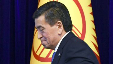 Президентът на Киргизстан Соронбай Жеенбеков обяви че подава оставка с