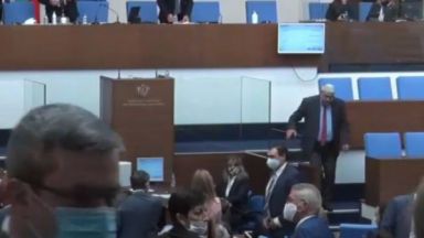 До физически сблъсък между управляващите и опозицията се стигна по